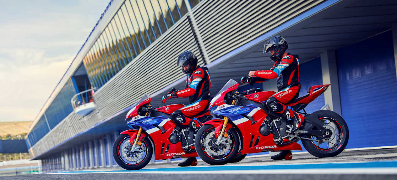Honda Fireblade SP CBR1000RR-R 2024 : en duo vue de profil sur la ligne des stands