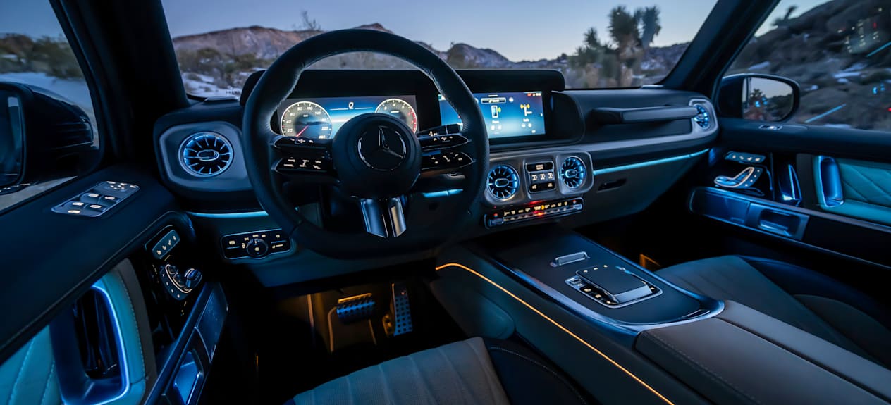 Mercedes Classe G 500 2024 : poste de conduite et éclairage d'ambiance