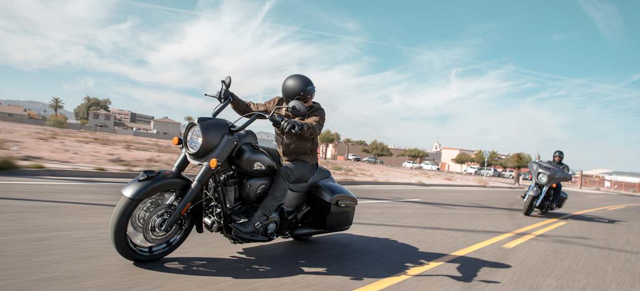 Indian Springfield Dark Horse sur route trois quarts avant gauche