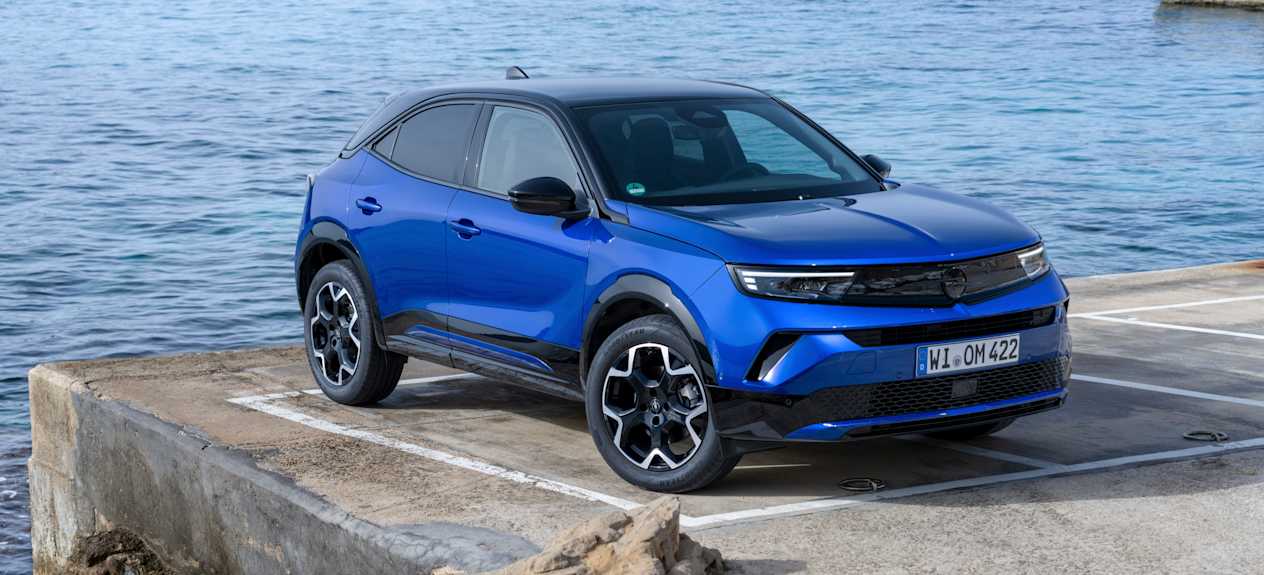Opel Mokka 2025 : trois quarts avant droit statique en bord de mer