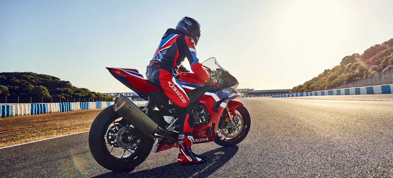 Honda Fireblade SP CBR1000RR-R 2024 : trois quarts arrière droit arrêté sur la piste