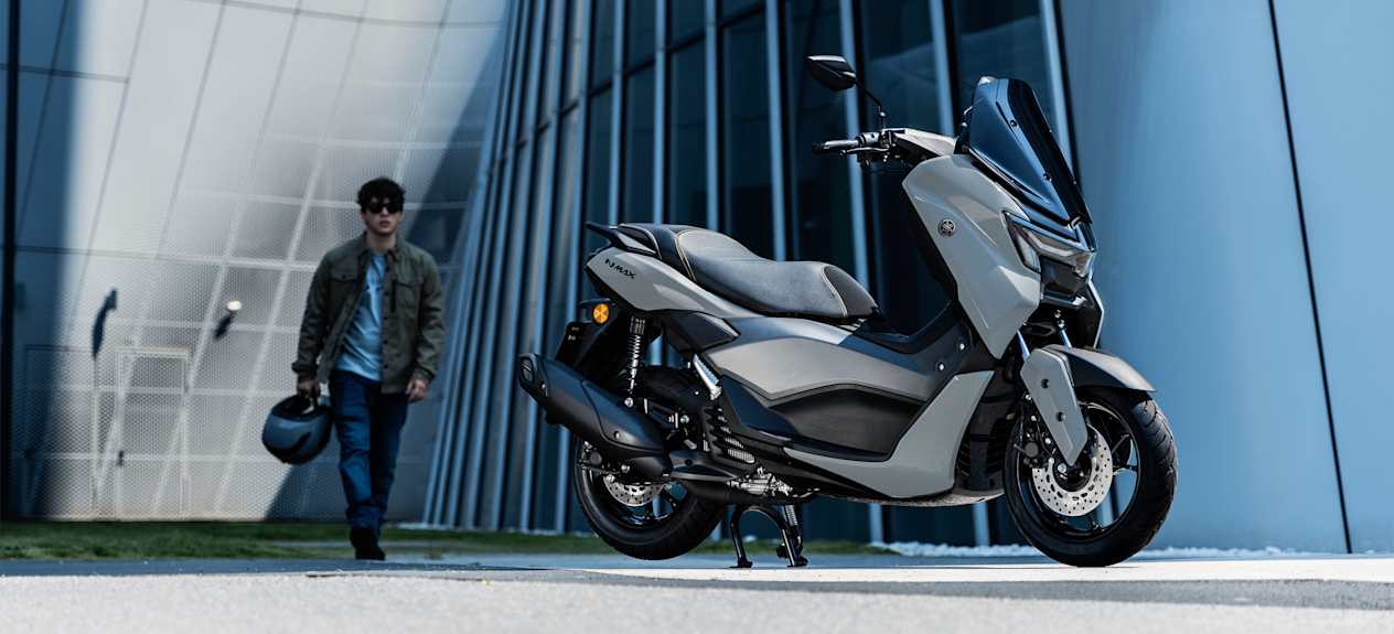 Yamaha NMAX 125 Tech Max 2025 : trois quarts avant droit statique avec modèle