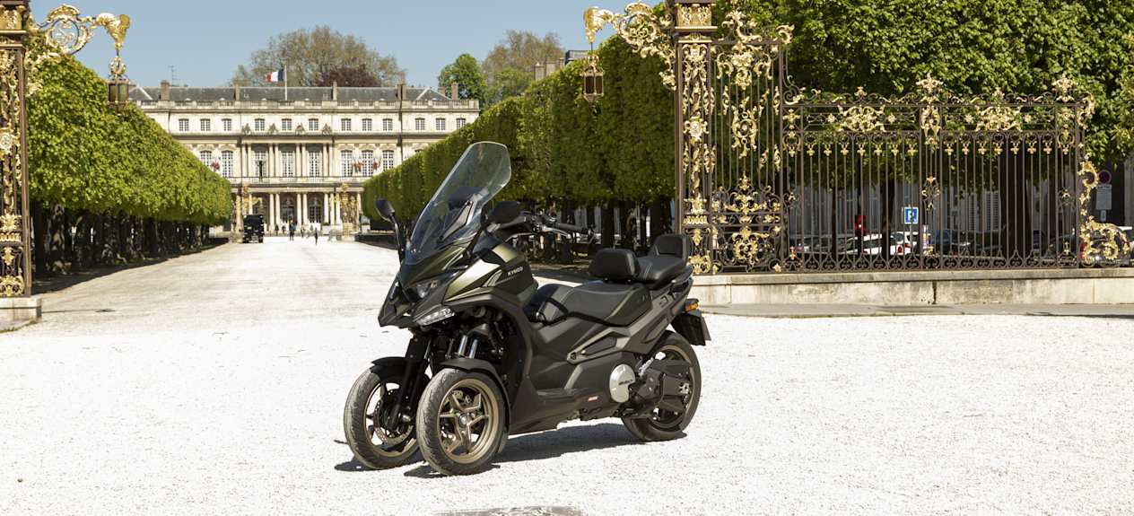 Kymco CV3 2024 : trois quarts avant gauche statique dans le Jardin des Tuileries à Paris