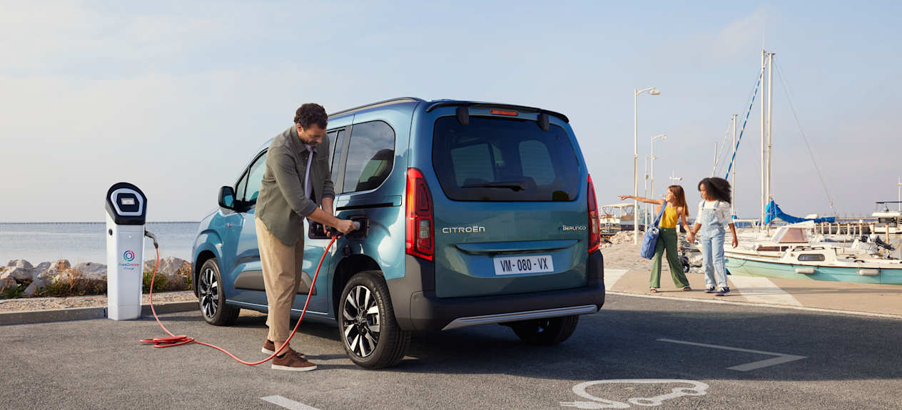 Citroën Berlingo 2024 : trois quarts arrière droit en charge