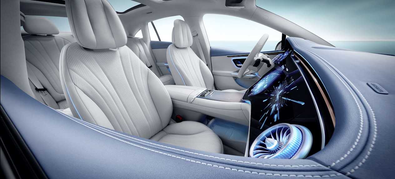 EQE de Mercedes-EQ : Habitacle blanc depuis porte passager