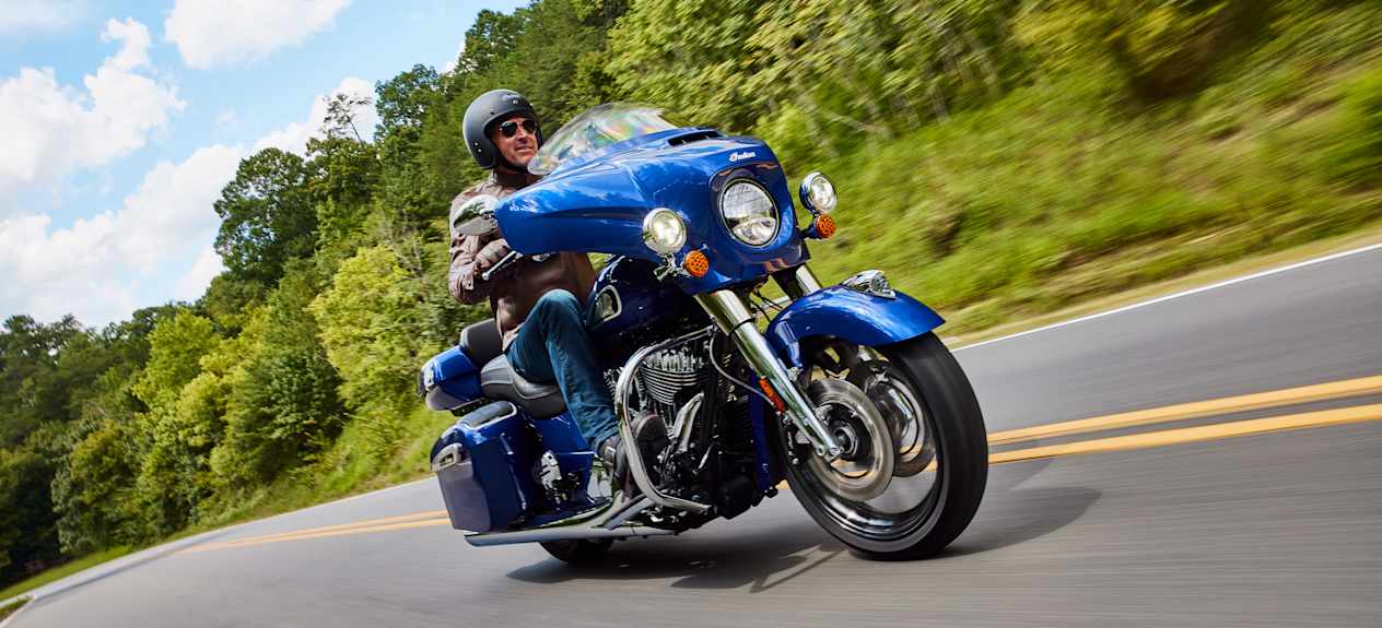 Indian Chieftain Limited 2024 : Spirit Blue Metallic trois quarts avant droit sur route