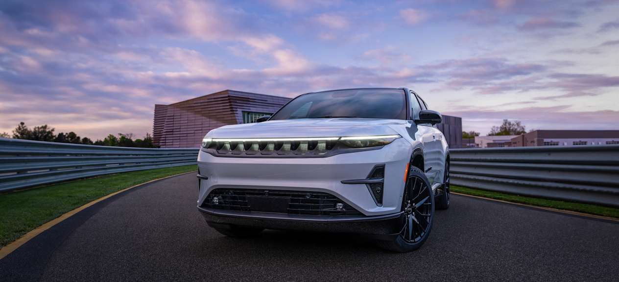 Jeep Wagoneer S face avant roues tournées