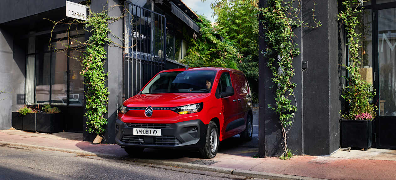 Citroën Berlingo Van 2024 : trois quarts avant gauche en sortie de portail