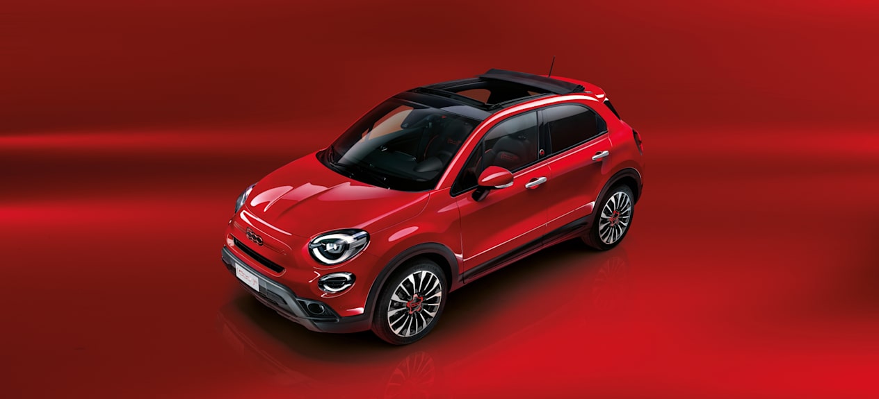 Fiat 500X Hybrid (RED) découvrable : vue trois quarts avant plongeante