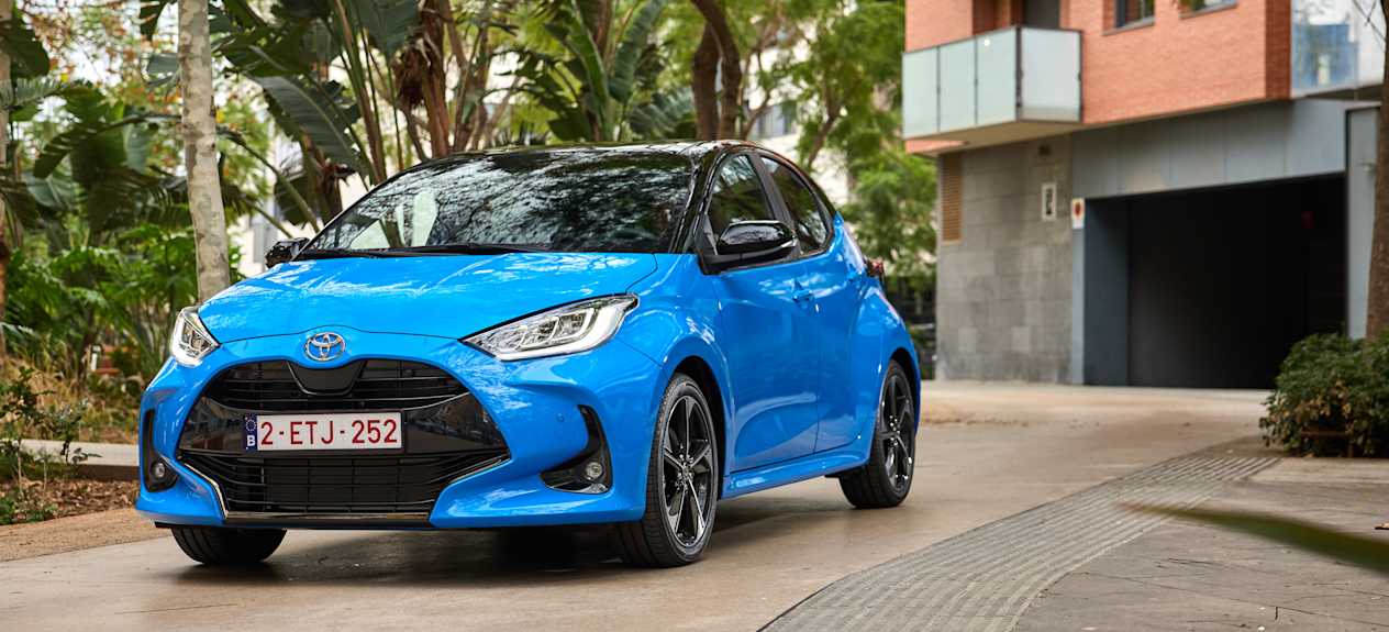 Toyota Yaris 2024 : trois quarts avant gauche statique devant villa