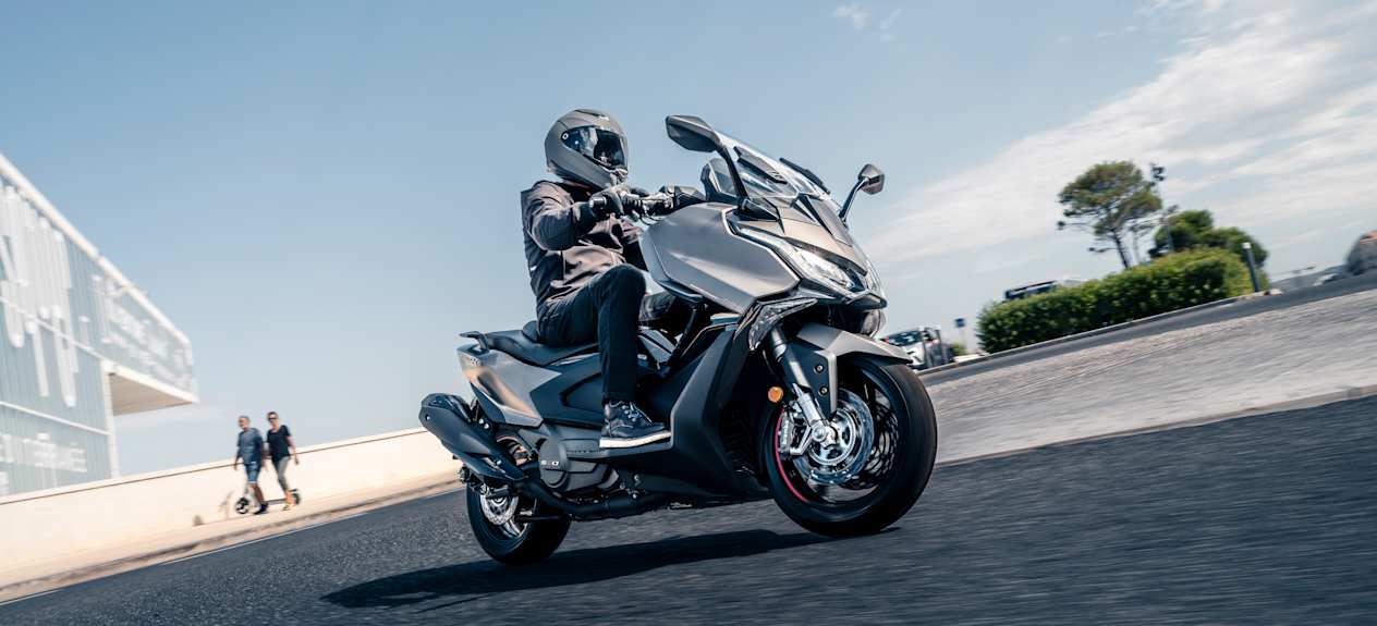 Kymco AK Premium 2024 : trois quarts avant droit en contre plongée