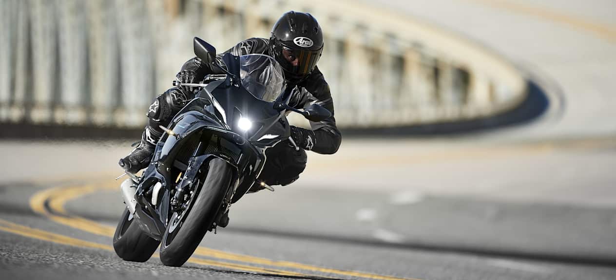 Yamaha R7 black vue 3/4