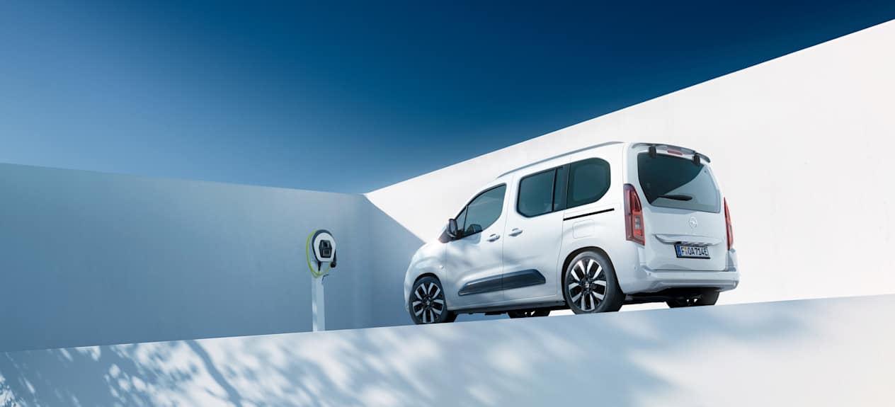 Opel Combo 2024 : trois quarts arrière gauche statique