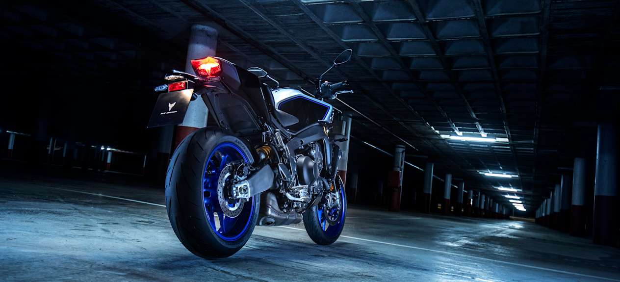 Yamaha MT-09 SP 2024 : trois quarts arrière droit statique