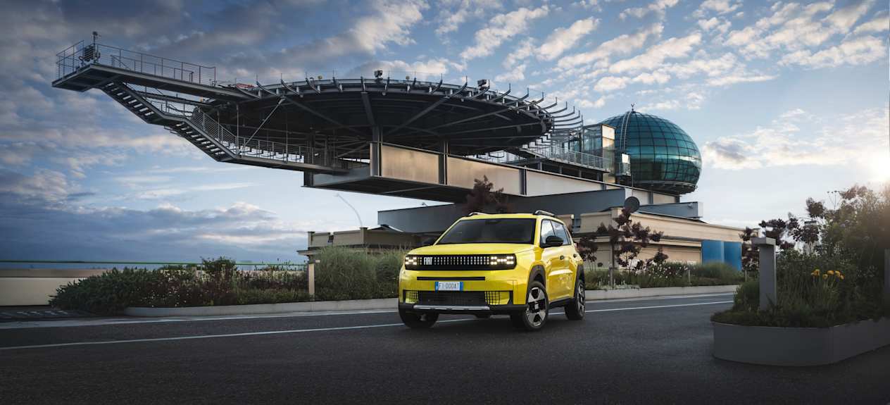 Fiat Grande Panda 2024 : Trois quarts avant gauche statique sur le toit de l'usine Lingotto