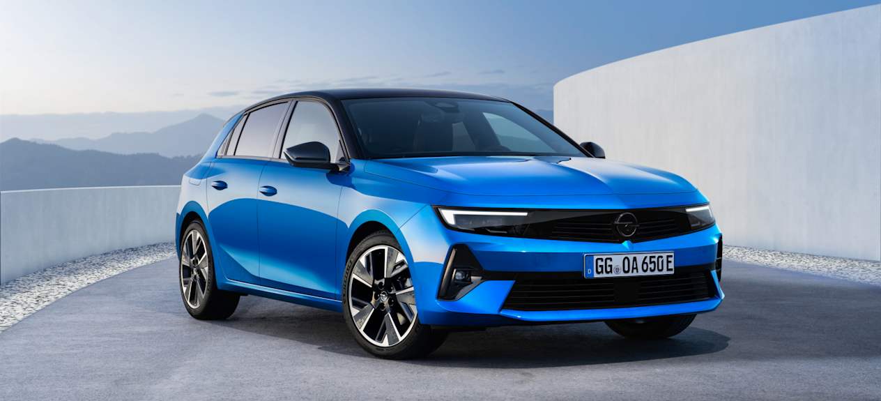 Opel Astra Electric 2022 : trois quarts avant droit statique