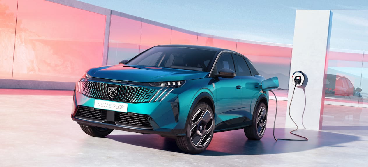Peugeot 3008 2024 : trois quarts avant gauche statique en charge