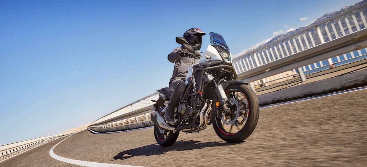 Honda NX500 2024 : trois quarts avant droit en virage