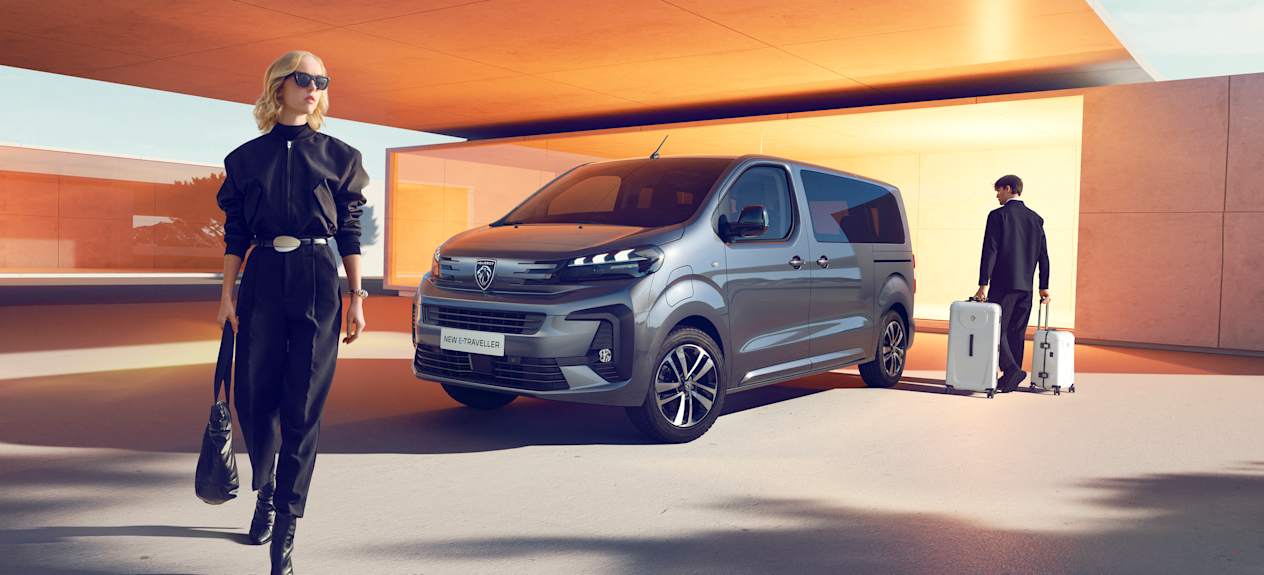 Peugeot e-Traveller 2024 : vue avant gauche avec mannequin