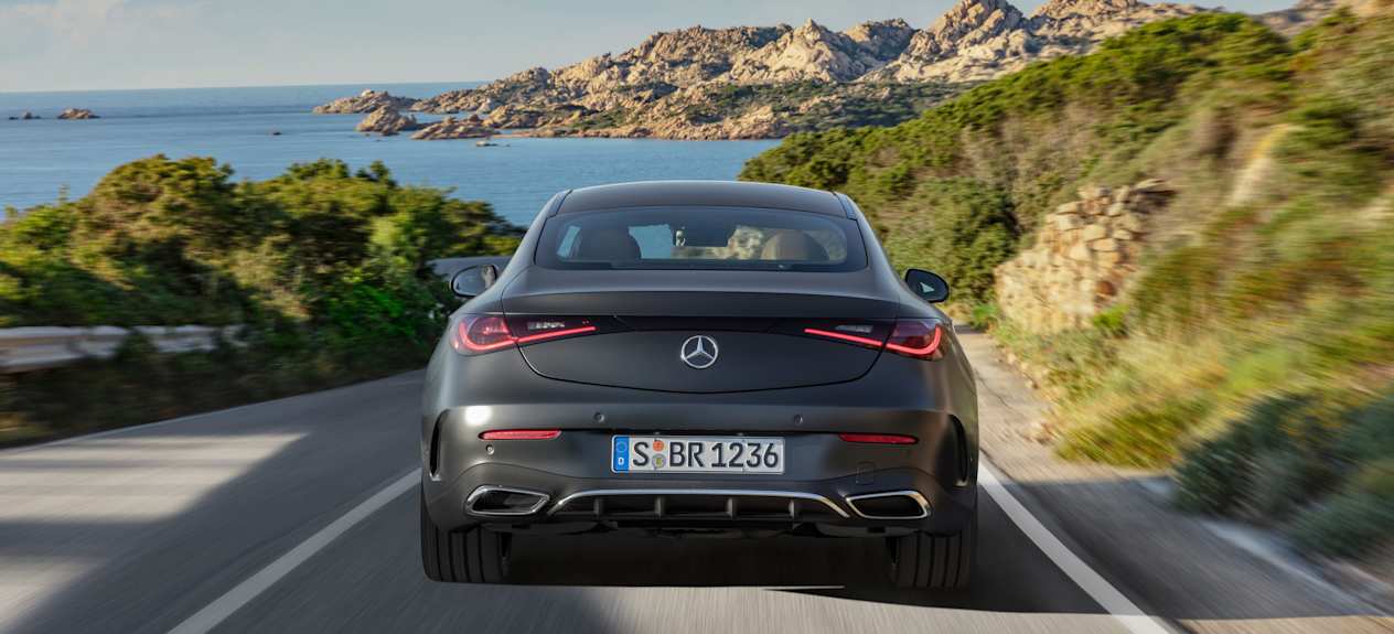 Mercedes CLE Coupé 2023 : face arrière sur route