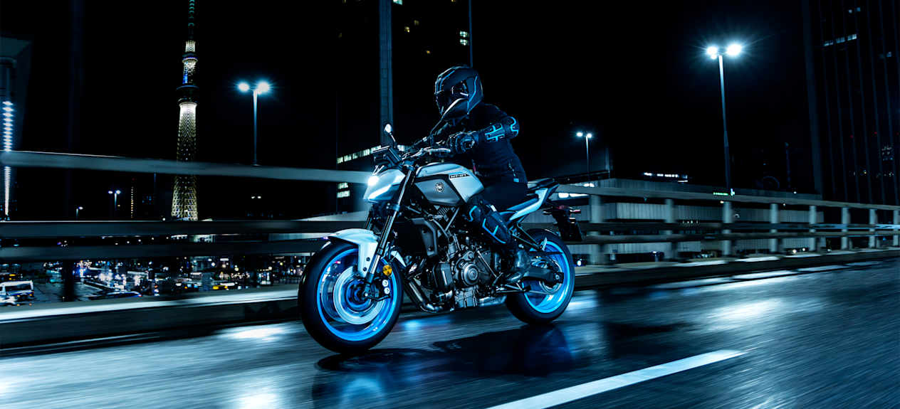 yamaha mt-07 2025 sur un pont