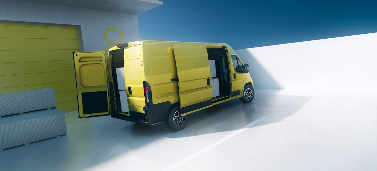 Opel Movano 2024 : trois quarts arrière droit statique avec portes ouvertes