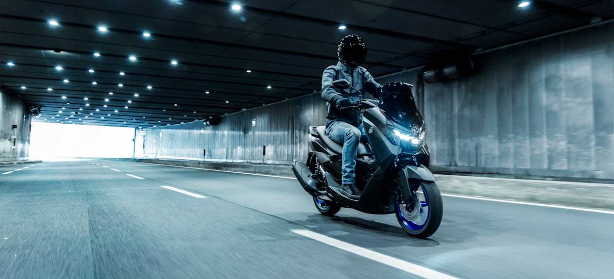 Yamaha NMAX 125 2025 : trois quarts avant droit dans un tunnel