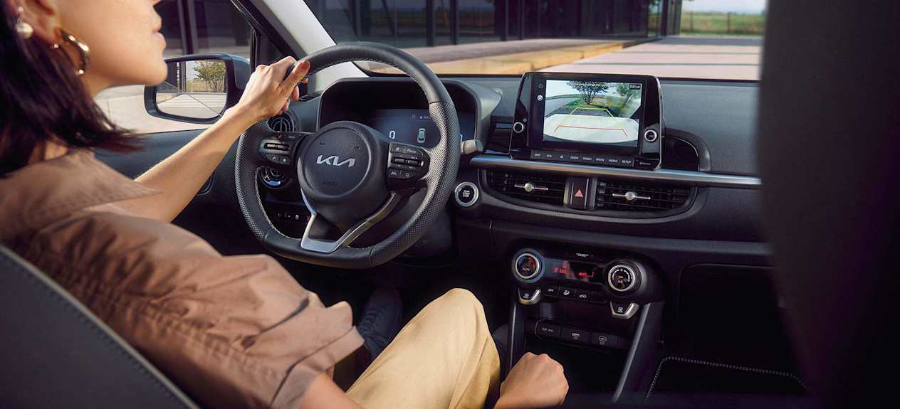 Kia Picanto 2024 : vue intérieure avec caméra de recul