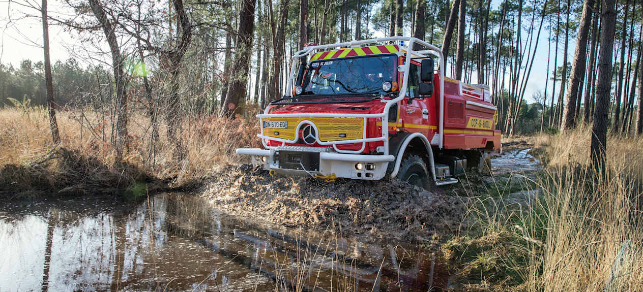 Mercedes Unimog Pompier dans une rivière