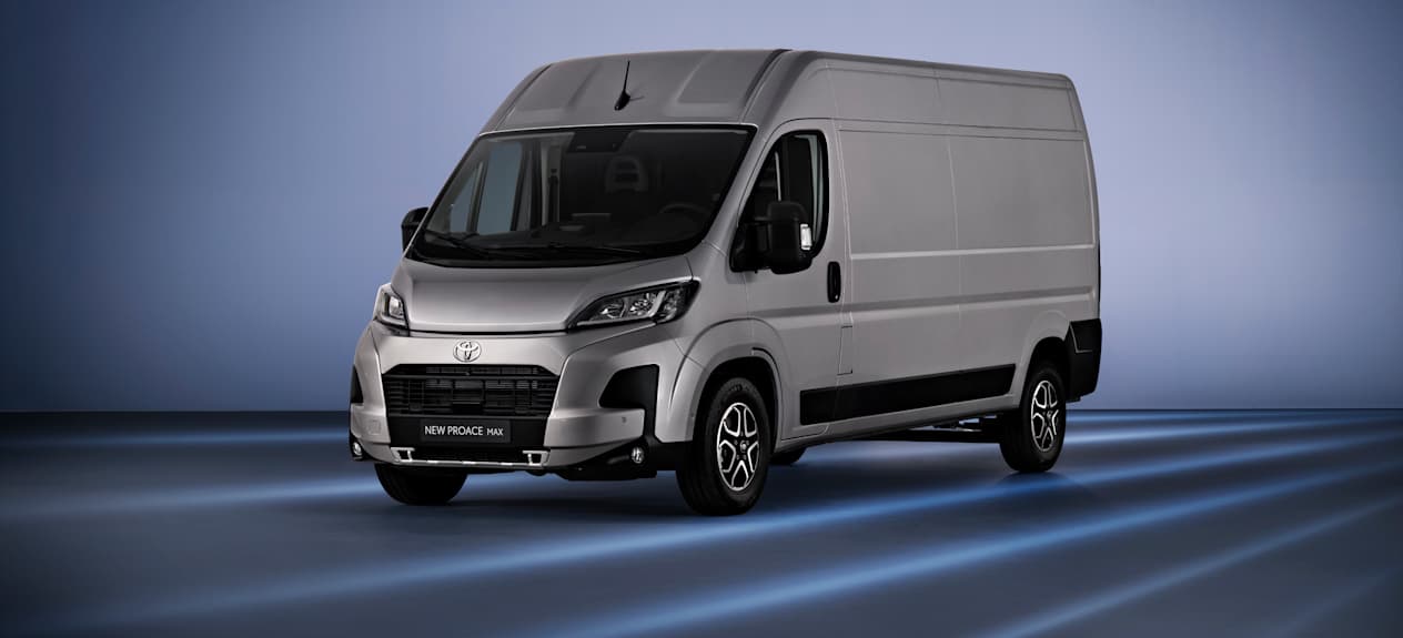 Fourgon Toyota Proace Max 2024 : trois quarts avant gauche statique