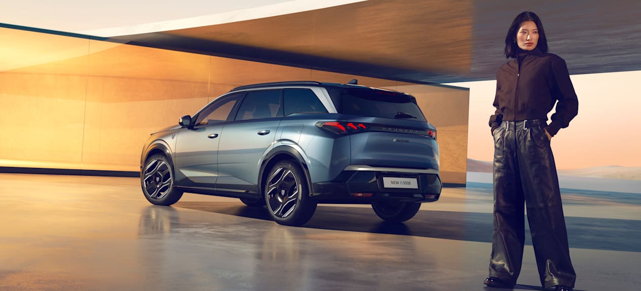 Peugeot 5008 2024 : trois quarts arrière gauche statique avec modèle