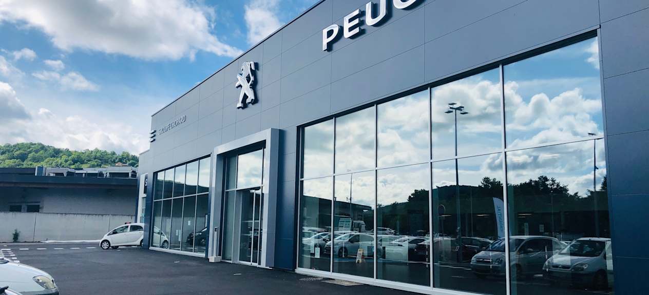 Vue extérieure de la concession Peugeot Le Puy-en-Velay