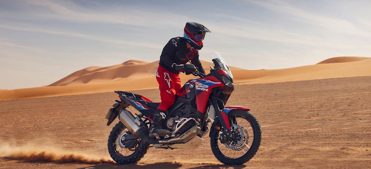 Honda Africa Twin CRF1100L 2024 : profil droit dans le désert