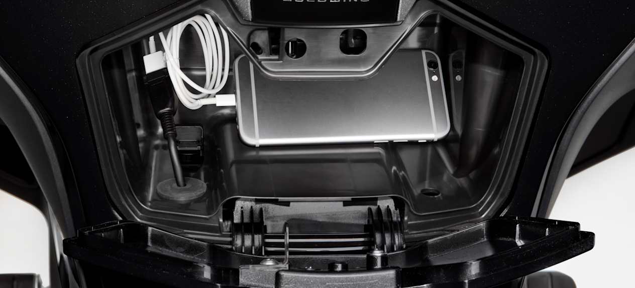 Honda Gold Wing Touring GL1800 : rangement et charge smartphone