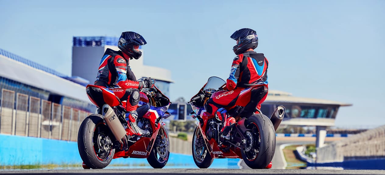 Honda Fireblade SP CBR1000RR-R 2024 : en duo sur circuit vue trois quarts arrière droit et trois quarts arrière gauche