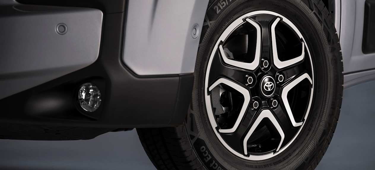 Fourgon Toyota Proace Max 2024 : détail roue jante