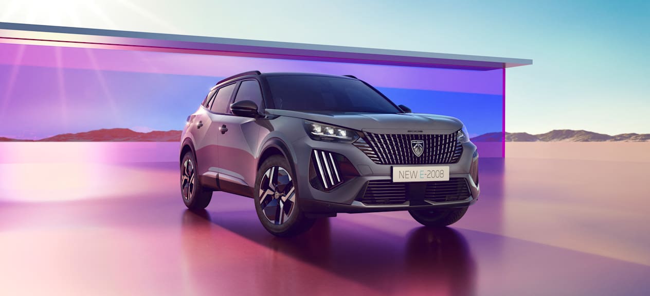 Peugeot 2008 2023 : trois quarts avant droit statique