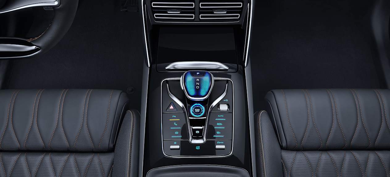 BYD Tang 2024 : détail console centrale