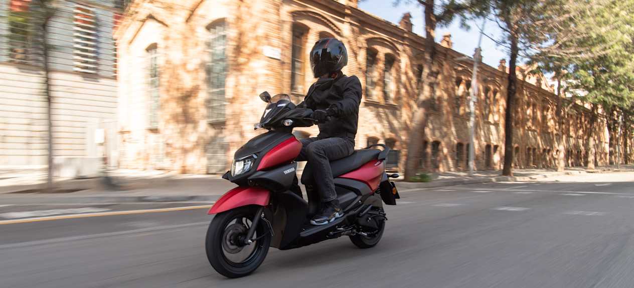 Yamaha RayZR 2024 : trois quarts avant gauche dans la rue