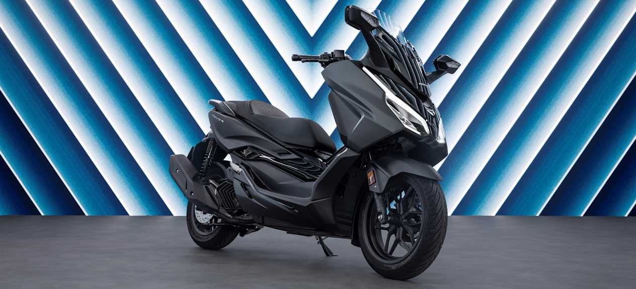 Honda Forza 125 2025 en vue trois-quarts avant, scooter urbain élégant et moderne