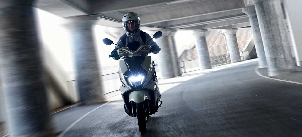 Suzuki Avenis 2025 : avant et signature lumineuse