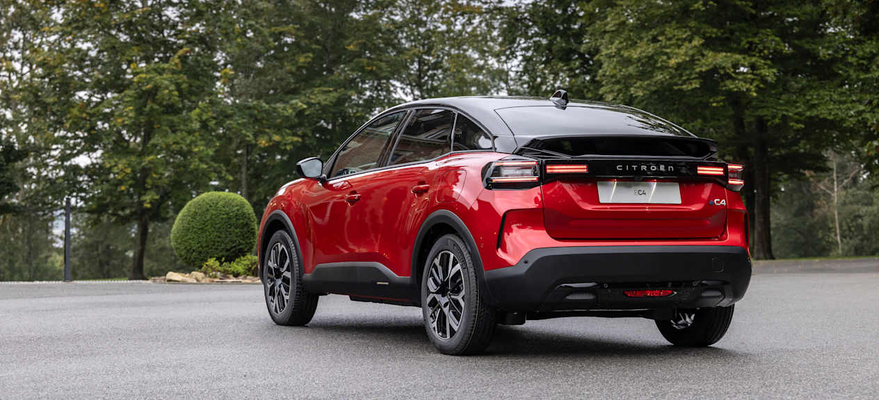 Citroën C4 2025 rouge elixir : trois quarts arrière gauche statique