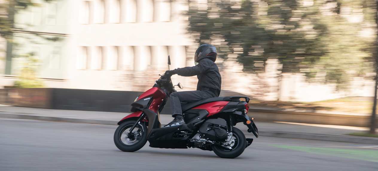 Yamaha RayZR 2024 : profil gauche en virage