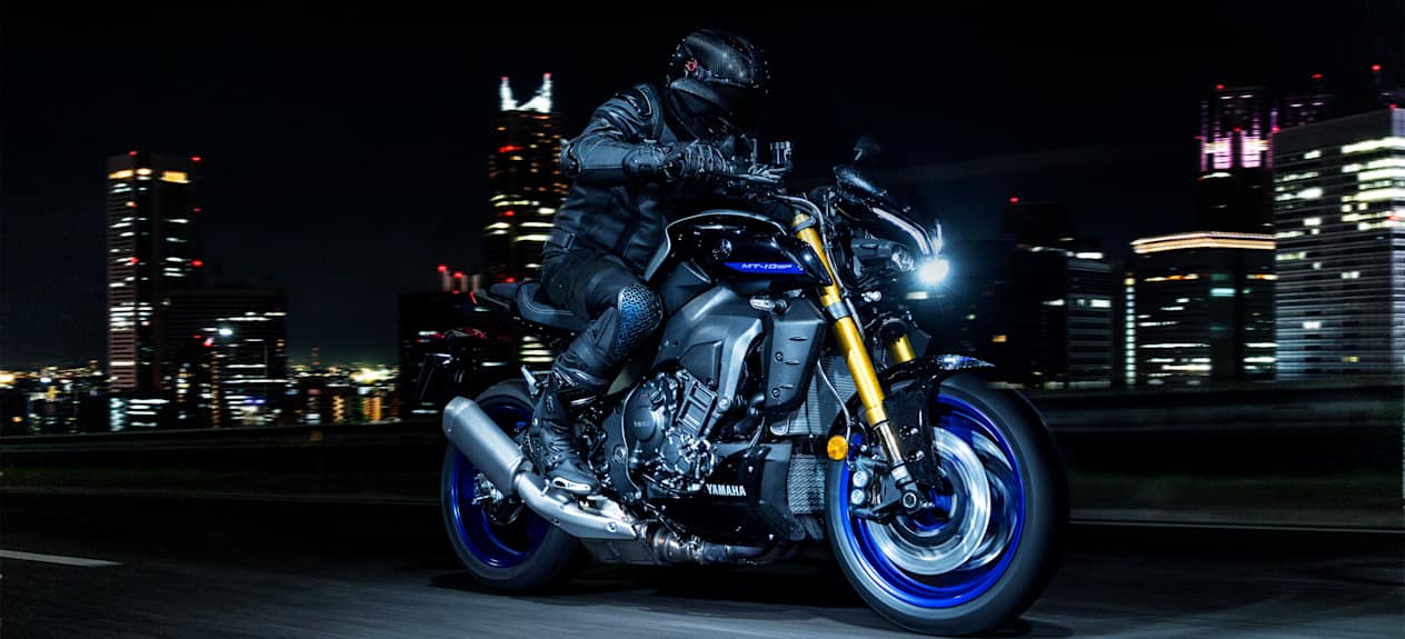 Yamaha MT-10 SP 2023 : trois quarts avant droit dans la rue