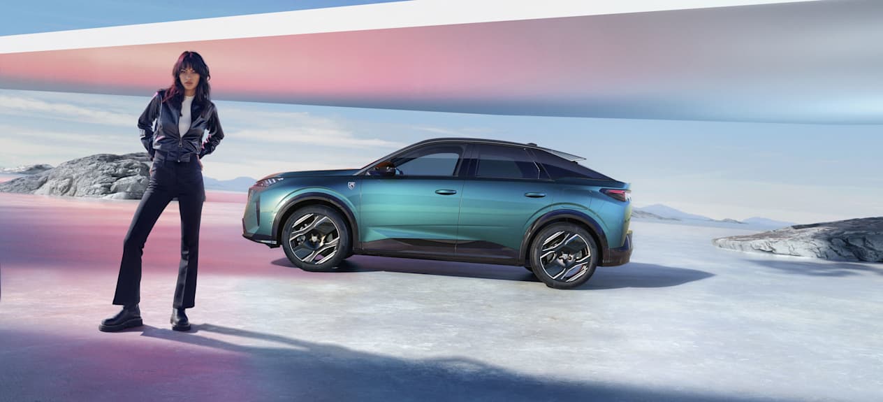 Peugeot e-3008 2024 profil avec modèle