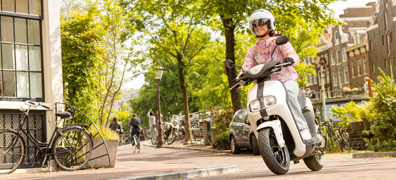 Yamaha Neo's 2023 Milky White : face avant en virage