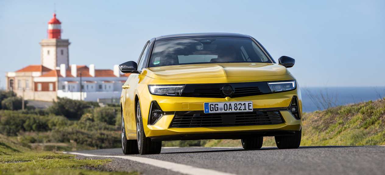 Opel Astra 2022 : face avant sur route en bord de mer
