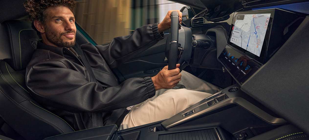 Peugeot 308 SW 2025 : pilote de profil