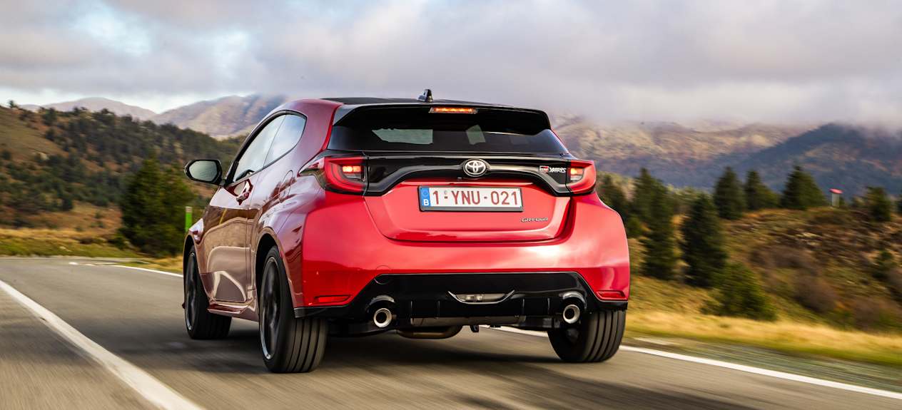 Toyota GR Yaris 2020 : trois quarts arrière gauche sur route