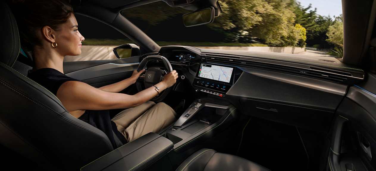 Peugeot 308 2025 : interieur avec conducteur